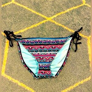 Xhilaration Bikini Bottom Cheeky Fit
Size Large
New without Tags